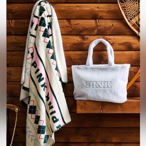 NWT VICTORIA'S SECRET
Plush Teddy Tote & Cozy-Fleece Blanket